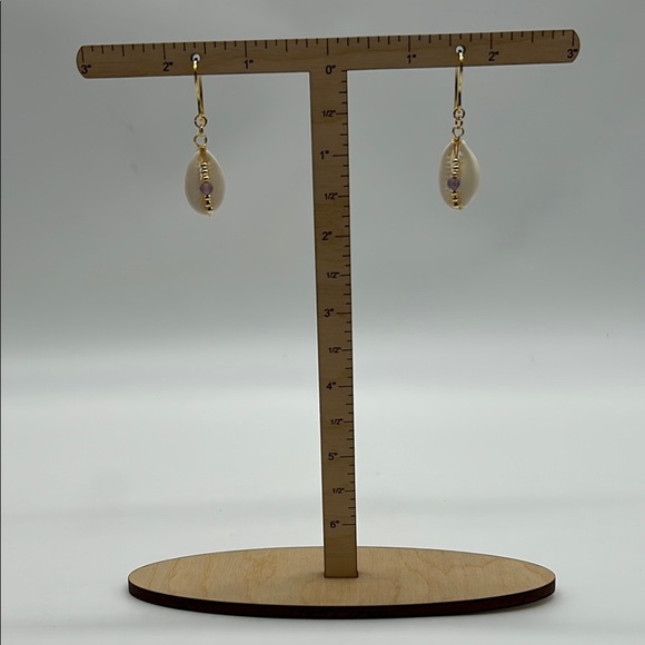 2351- Handmade Shell Dangle Earrings NWT - Picture 4 of 5